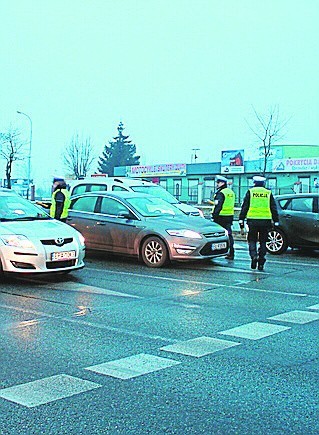 Funkcjonariusze sprawdzali trzeźwość kierowców, gdy ci stali przed światłami.