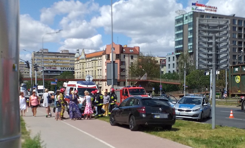 Wypadek w centrum Wrocławia. Płot runął na matkę z dzieckiem (ZDJĘCIA)