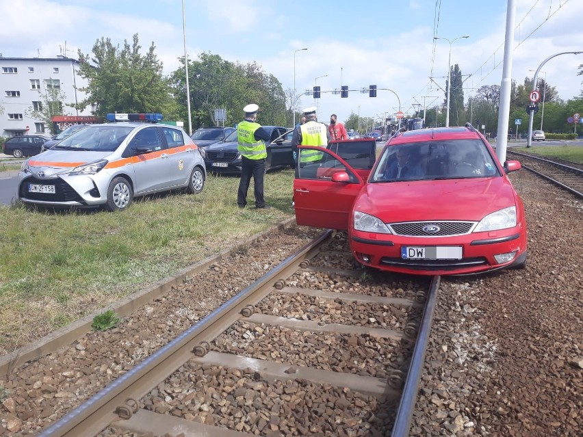 Wypadek na Lotniczej. Samochód na torowisku tramwajowym (ZDJĘCIA)