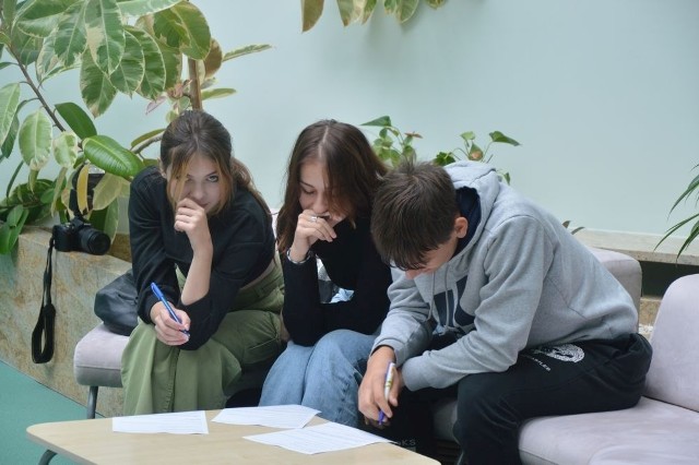 W trakcie spotkania w Skarżysku - Kamiennej wśród młodzieży przeprowadzono ankietę dotyczącą preferencji zawodowych. Więcej na kolejnych zdjęciach
