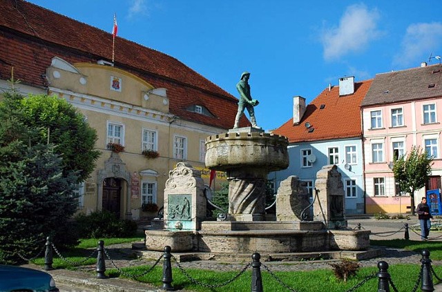 Pomnik rybaka na rynku w Darłowie. Zbliżają się przebudowy darłowskiego rynku.