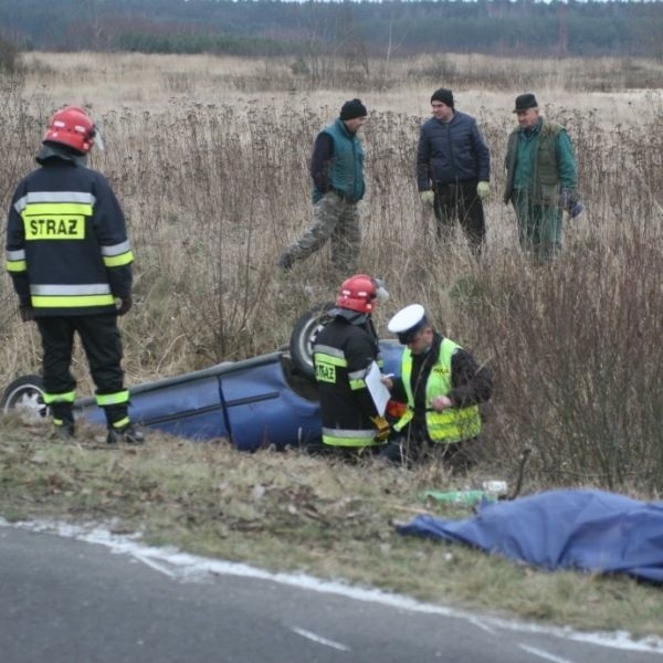 Policjanci pracujący na miejscu zabezpieczyli ślady, które pomogą w wyjaśnieniu okoliczności tragedii.