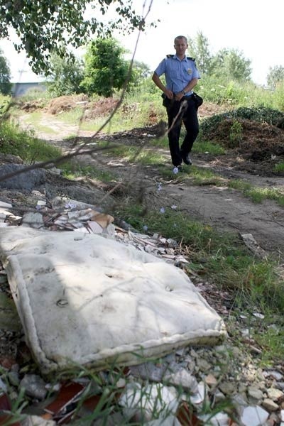 Na kompostownik zwożona jest trawa, liście, gałęzie. Ale mieszkańcy podrzucają też inne śmieci.