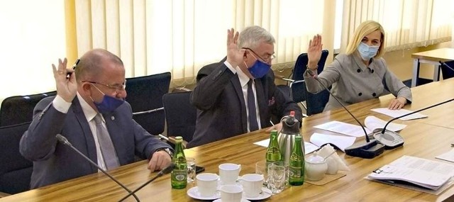 Podczas głosowania nad przeznaczeniem pieniędzy między innymi dla naszego powiatu - od lewej" wicemarszałek Marek Bogusławski, marszałek Andrzej Bętkowski, wicemarszałek Renata Janik.