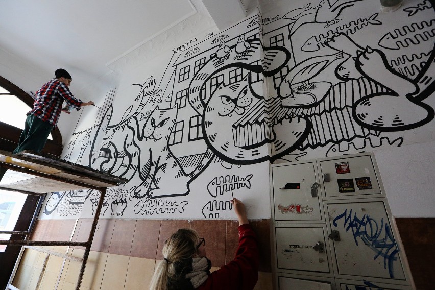 Studenci Akademii Sztuki tworzą mural w kamienicy [wideo, zdjęcia]