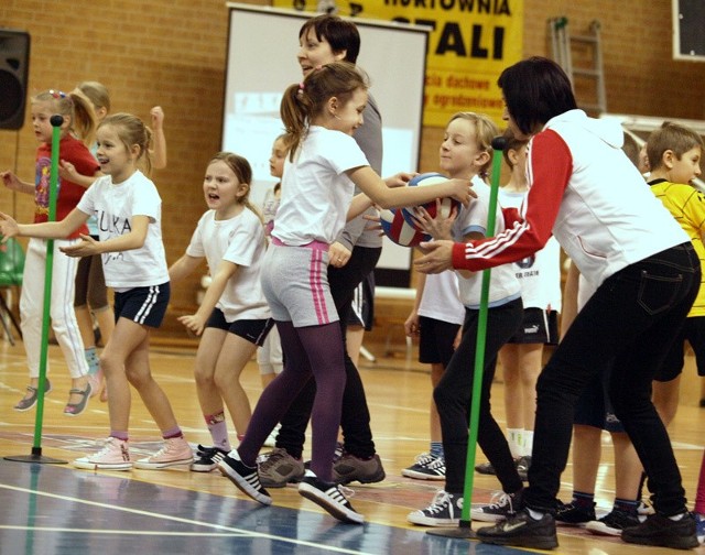 Jedną z konkurencji była sztafeta z piłkami od siatkówki. Na pierwszym planie dziewczęta ze zwycięskiej klasy II b z SP nr 8 Świecie wraz z nauczycielką Anną Głowala.
