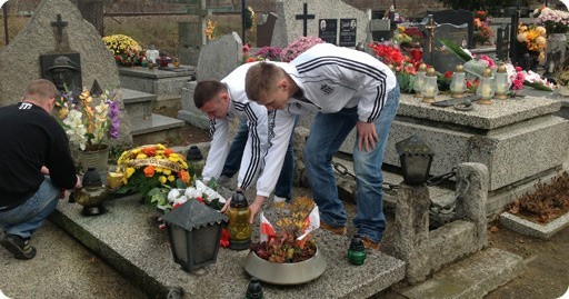 Delegacja Sandecji na cmentarzu w Piwnicznej