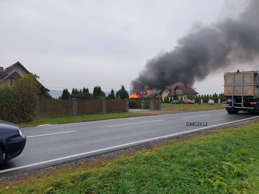 W Charzewicach płonie budynek gospodarczy. W akcji liczne siły straży pożarnej z dwóch powiatów [ZDJĘCIA] 