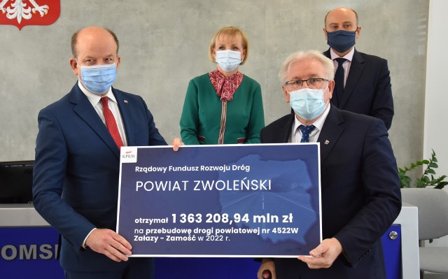 Na zdjęciu od lewej na pierwszym planie: wojewoda Konstanty Radziwiłł i starosta Stefan Bernaciak. Z tyłu posłanka Anna Kwiecień i poseł Andrzej Kosztowniak.