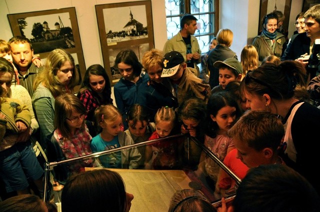 Bielszczanie tłoczyli się, aby obejrzeć zabytkowy dokument cechowy Jana Klemensa Branickiego i Izabeli Branickiej z 1769 roku, udostępniony przez Muzeum Historyczne w Białymstoku.