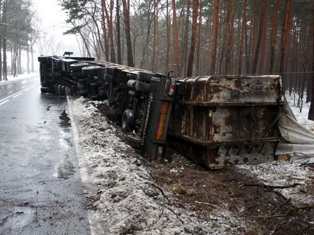 Ciężarówka wpadła w poślizg i wywróciła się na drodze za Nowogrodem Bobrzańskim.