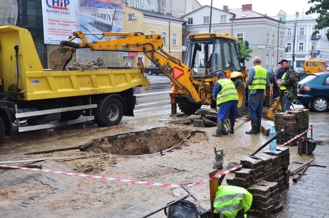 Pracownicy Wodociągów Miejskich wymienili pęknięte przyłącze na ulicy 25 Czerwca, w pobliżu skrzyżowania z Żeromskiego.