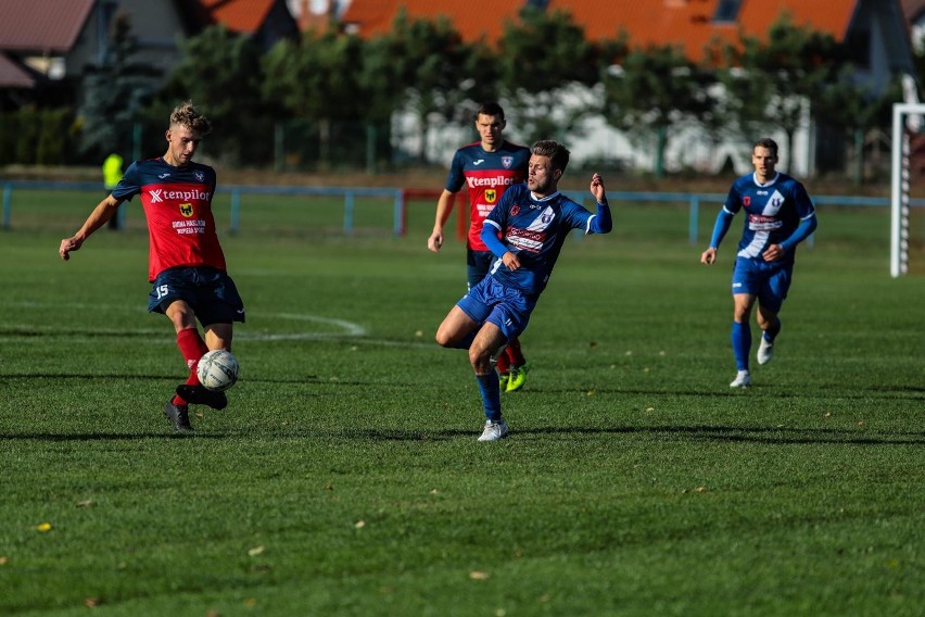 Olimpia Zambrów (na biało-niebiesko) pokonała KS Wasilków w...