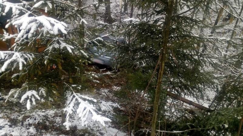 Grybów. Samochód zjechał do potoku z parkingu przy posesji.  Auto nie było odpowiednio zabezpieczone [ZDJĘCIA]