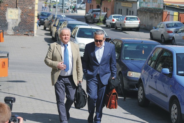 Oskarżony Mirosław Karapyta (nz. z lewej) powiedział dzisiaj dziennikarzom, że zgadza się na podanie w mediach jego pełnego nazwiska i ujawnienie wizerunku. Obok adwokat Piotr Sendecki.