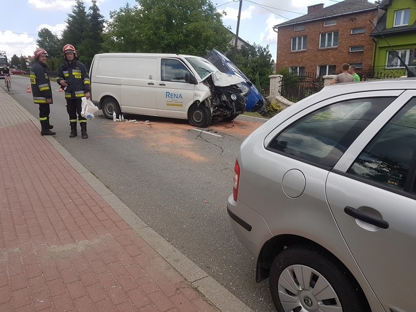 Kosmolów. Zderzyły się trzy auta. Dwie osoby trafiły do szpitala