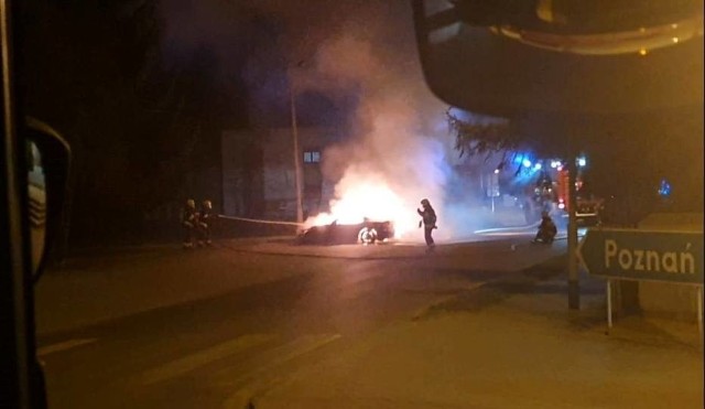 Tuż przed północą w miejscowości Posadowo w powiecie nowotomyskim wybuchł pożar. Palił się sportowy mercedes, który był zaparkowany na ul. Pniewskiej. Zobacz więcej zdjęć ----> 