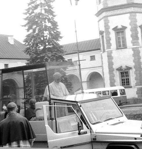 45. rocznica wyboru Karola Wojtyły na papieża. Tak wyglądał pobyt świętego Jana Pawła II w Kielcach i Masłowie. Zobacz unikatowe zdjęcia