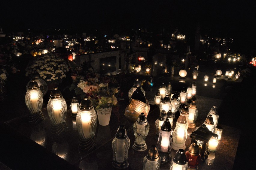 Proszowice. Nocne zdjęcia cmentarza w dniu Wszystkich Świętych