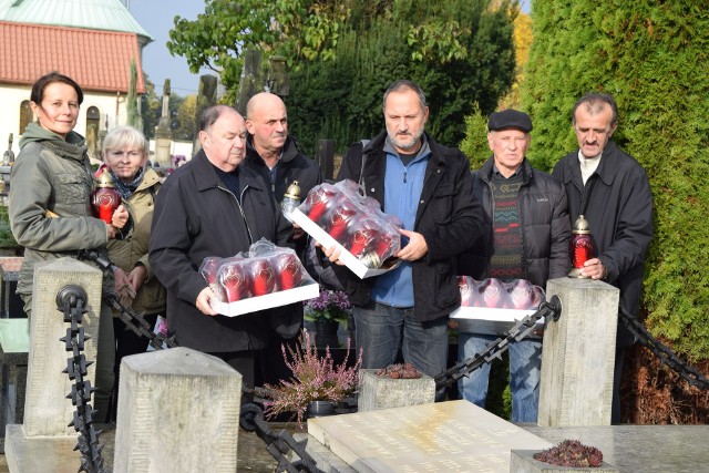 Od dwunastu lat członkowie koneckiego PTTK tuż przed Dniem Wszystkich Świętych odwiedzają groby krajoznawców, regionalistów, działaczy PTTK