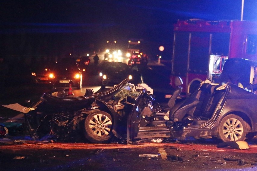 Wypadek pod Wrocławiem. Cztery osoby nie żyją po czołowym zderzeniu dwóch samochodów BMW [ZDJĘCIA]