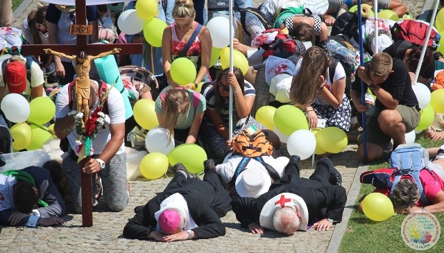 Wzruszający moment. Grupa pielgrzymów z biskupem Janem Piotrowskim oddała hołd Maryi.