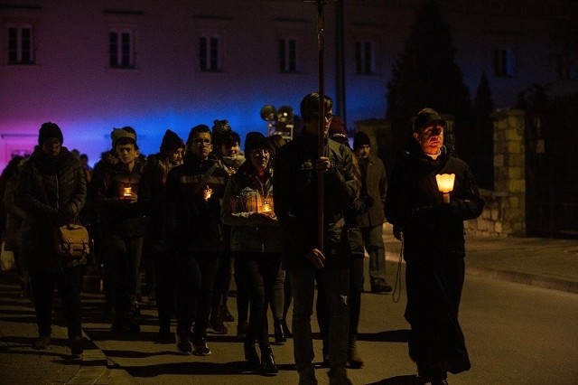 Wierni trzech pińczowskich parafii oraz księża wspólnie modlili się 31 października w Noc Świętych w Pińczowie. Rozpoczęła się wieczorem, w kościele świętego Jana Apostoła i Ewangelisty, odmówieniem litanii do Wszystkich Świętych. O dążeniu do świętości przez każdego człowieka przejmująco mówił ksiądz proboszcz Jan Staworzyński. Dzieci i młodzież odczytały życiorysy świętych i błogosławionych, których relikwie znalazły się na Nocy Świętych, między innymi: świętej Kunegundy, brata Alberta Chmielowskiego, błogosławionej Karoliny Kuzkówny, Wincentego Kadłubka, Klary ludwiki Szczęsnej, Jana Pawła II, świętej Faustyny Kowalskiej i Ojca Pio. Następnie wierni - licznie przybyła młodzież, a także starsi mieszkańcy udali się na procesję w kierunku pińczowskiego cmentarza. Młodzież poniosła relikwie świętych i błogosławionych. Wierni zabrali ze sobą lampiony.   Prezentujemy fotorelację z wydarzenia w obiektywie Alicji Mazurek.Zobacz więcej zdjęć na kolejnych slajdach.