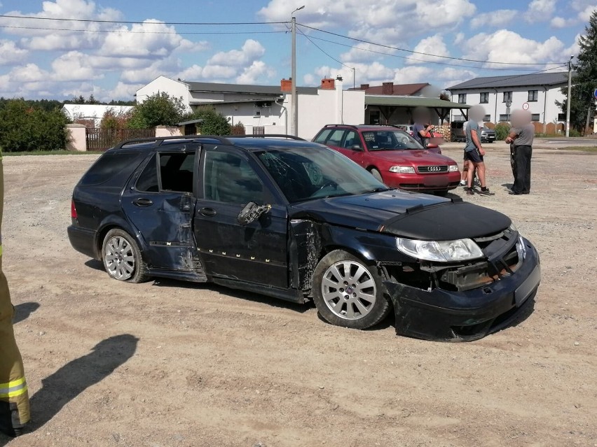 Kierowca samochodu marki Saab uderzył w jeden z płotów przy...