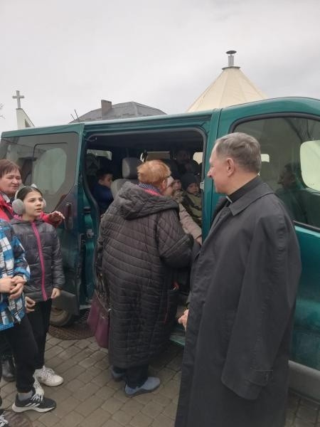 Biskup Jan Piotrowski i ksiądz Łukasz Zygmunt z diecezji kieleckiej byli z transportem humanitarnym w Ukrainie. Zobacz zdjęcia