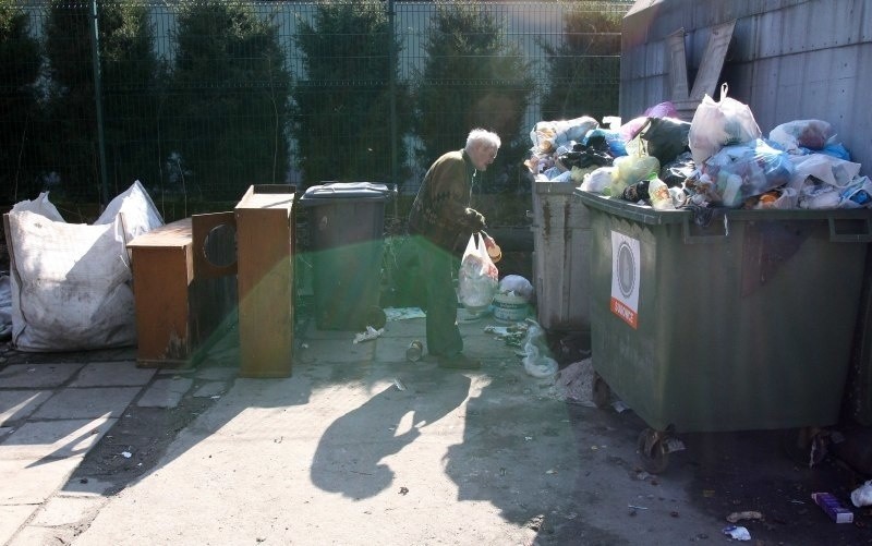 Tak niemal każdego dnia wyglądają pojemniki na śmieci...