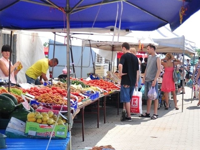 Na tarnobrzeskim targowisku przy ulicy Kwiatkowskiego można było wybierać w dorodnych owocach o warzywach.