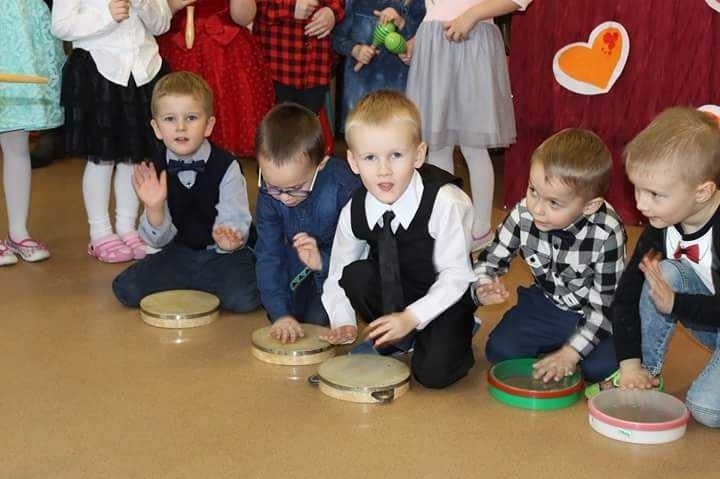 Zimno, a wręcz mroźno, ale w serduszkach przedszkolaków i...