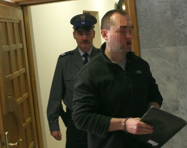 Oskarżony Wojciech B. opuszcza salę rozpraw. To on złożył w środę wniosek do sądu o odroczenie rozprawy, by jego drugi adwokat także mógł wygłosić mowę obrończą.