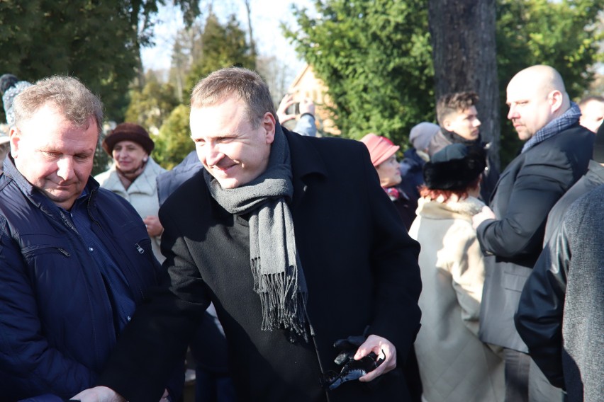 Obecny na pogrzebie Jacek Kurski, prezes TVP, ściskał dłonie...