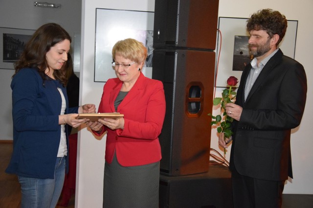 Laureatka festiwalu Marta Jastrząbek odbiera nagrodę
