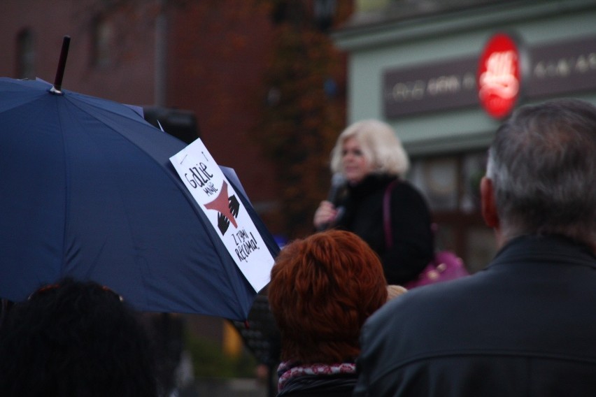 Drugi czarny protest w Rybniku - panie demonstrowały na rynku