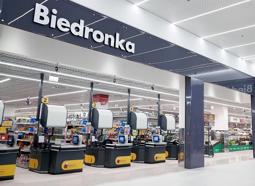 Sieci sklepów Biedronka, Tesco oraz Eurocash wyznaczają nowe zasady. Wprowadzają udogodnienia dla seniorów przy kasie oraz wejściach 