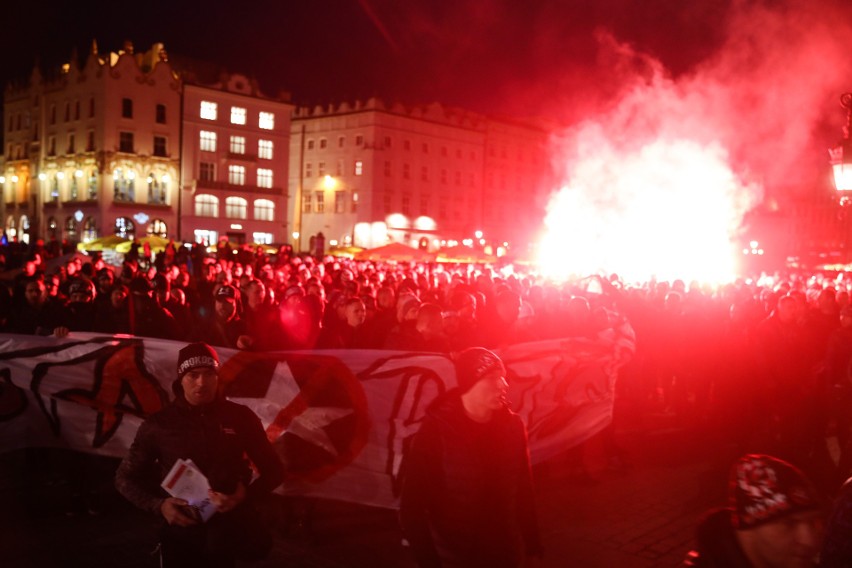Kibice Cracovii na stadion Wisły ruszyli z Rynku Głównego