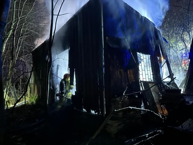 Gdy strażacy z Torunia przybyli na miejsce, okazało się, że pali się budynek przy ulicy Dybowskiej. Był to pustostan. W płonących pomieszczeniach nikogo nie znaleziono