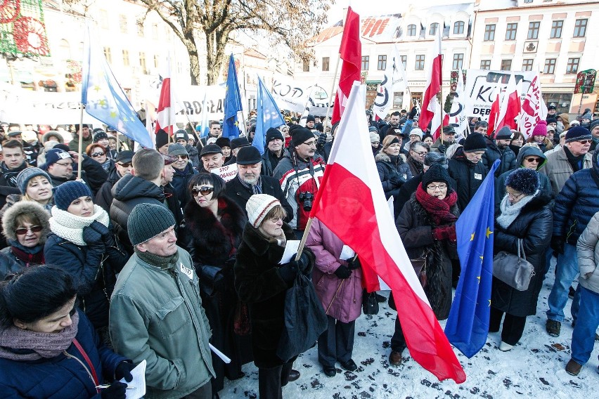 Manifestacja KOD na Rynku w Rzeszowie.