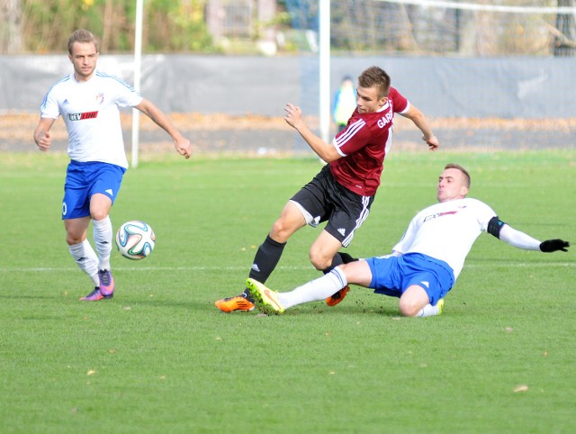 W meczu 3 ligi Karpaty Krosno zremisowały na swoim stadionie z liderem Garbarnią Kraków 1:1 (0:1). Bramki: 0:1 Ciesielski 16, 1:1 Skiba 52-głową.