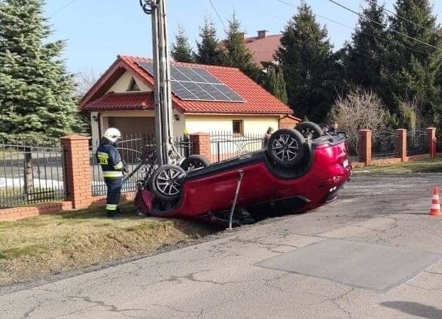 Pojazd osobowy dachował w Owczarach na ul. Topolowej