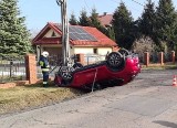 Wypadek w Owczarach. Dachowanie samochodu osobowego, na drodze wprowadzono ruch wahadłowy