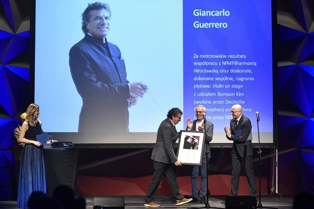 Giancarlo Guerrero odbiera Wrocławska Nagrodę Artystyczną w kategorii muzyka poważna.