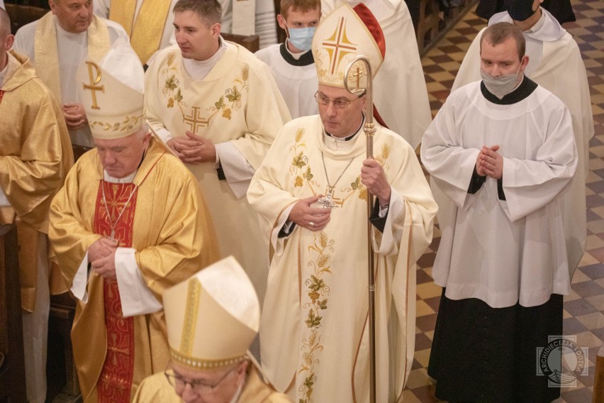 Komunia przyjmowana na rękę to grzech? Co biskupi Kościoła katolickiego ustalili w Łodzi i Pabianicach na Konferencji Episkopatu Polski?