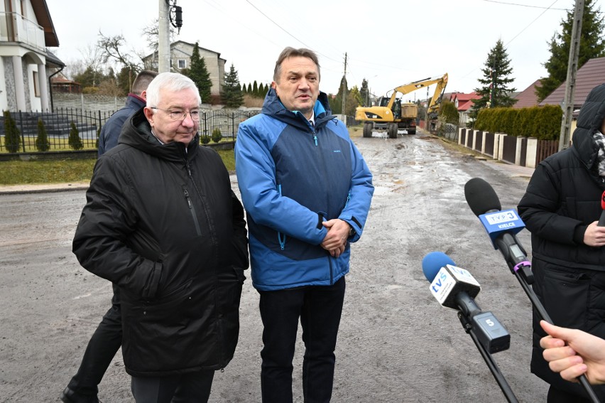 Milionowa inwestycja ruszyła w Zachełmiu, w gminie Zagnańsk. Ludzie czekali na tę drogę od lat (ZDJĘCIA, WIDEO)