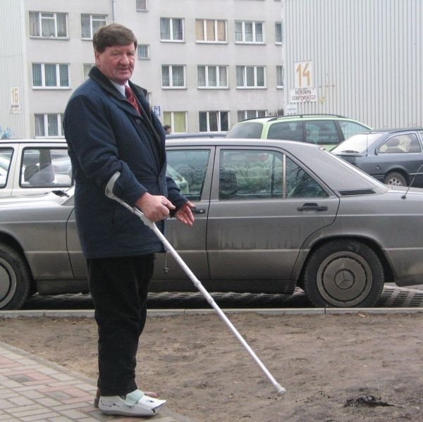 Radny Stanisław Uziel, mieszkający na ulicy Dekutowskiego pokazuje koniec chodnika, na którym zostanie zasiana trawa. Według niego i mieszkających tam ludzi, w tym miejscu powinno zaczynać się przejście dla pieszych.