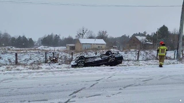 Kolejny atak zimy, kierowcy uważajcie na drogach