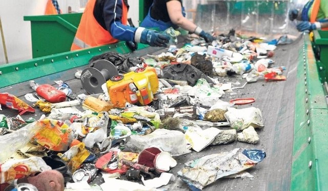 Od kwietnia 2023 roku śmieci z Białogardu odbierać będzie PGK Koszalin. Trafią one potem na wysypisko w Sianowie.