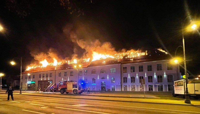 Groźny pożar galerii w Ełku. Z ogniem walczyło kilkanaście...